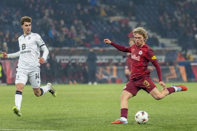 Frans Kraetzig 13 (FC Red Bull Salzburg) mit einer Aktion, dabei Andrej Bacanin 14 (FC Basel 1893), FC Salzburg vs. FC Basel 1893, Fussball, Maenner, UEFA Europa League, Saison 2025 2026, Ligaphase, 7. Spieltag, 22.01.2026 Wals-Siezenheim Salzburg Oesterreich