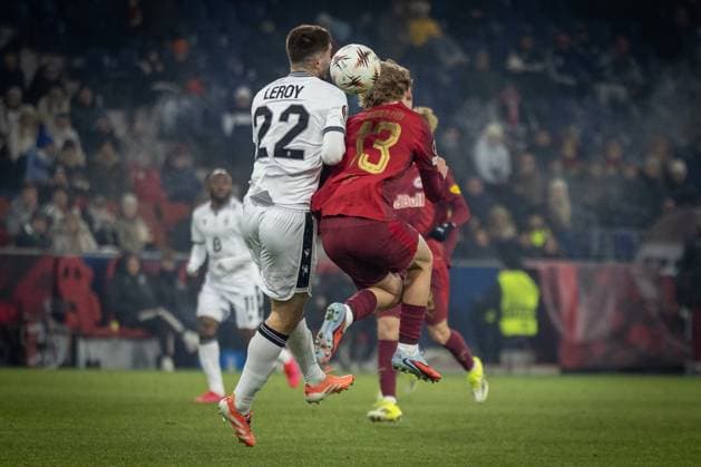 Aktion zwischen Leo Leroy 22 (FC Basel 1893) und Frans Kraetzig 13 (FC Red Bull Salzburg), FC Salzburg vs. FC Basel 1893, Fussball, Maenner, UEFA Europa League, Saison 2025 2026, Ligaphase, 7. Spieltag, 22.01.2026 Wals-Siezenheim Salzburg Oesterreich