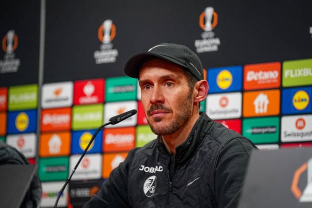 Fussball UEFA Europa League 2025 26, 7. Spieltag - SC Freiburg vs Maccabi Tel Aviv - Europa-Park-Stadion (Freiburg): Julian Schuster (SC Freiburg, Trainer) Pressekonferenz, Medien Copyright: xJOERANxSTEINSIEKx