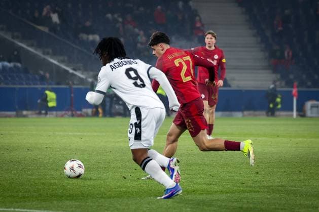 Kerim Alajbegovic 27 (FC Red Bull Salzburg) erzielt das 2:0, gegen Jeremy Nosakhare Agbonifo 9 (FC Basel 1893), FC Salzburg vs. FC Basel 1893, Fussball, Maenner, UEFA Europa League, Saison 2025 2026, Ligaphase, 7. Spieltag, 22.01.2026 Wals-Siezenheim Salzburg Oesterreich
