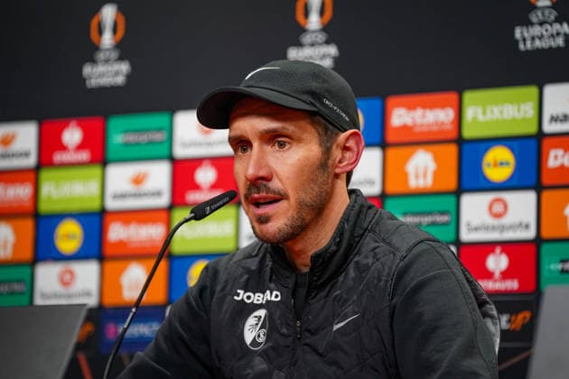 Fussball UEFA Europa League 2025 26, 7. Spieltag - SC Freiburg vs Maccabi Tel Aviv - Europa-Park-Stadion (Freiburg): Julian Schuster (SC Freiburg, Trainer) Pressekonferenz, Medien Copyright: xJOERANxSTEINSIEKx