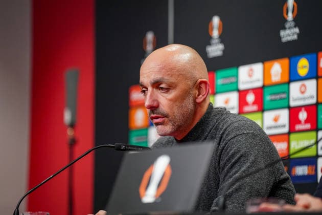 Fussball UEFA Europa League 2025 26, 7. Spieltag - SC Freiburg vs Maccabi Tel Aviv - Europa-Park-Stadion (Freiburg): Å½arko LazetiÄ‡ Zarko Lazetic (Trainer, Maccabi Tel Aviv) Pressekonferenz, Medien Copyright: xJOERANxSTEINSIEKx