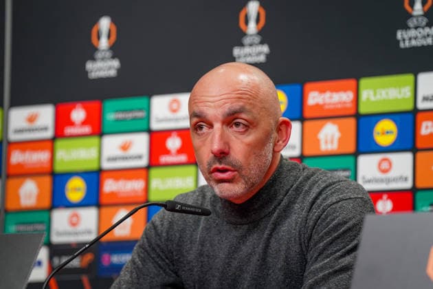 Fussball UEFA Europa League 2025 26, 7. Spieltag - SC Freiburg vs Maccabi Tel Aviv - Europa-Park-Stadion (Freiburg): Å½arko LazetiÄ‡ Zarko Lazetic (Trainer, Maccabi Tel Aviv) Pressekonferenz, Medien Copyright: xJOERANxSTEINSIEKx