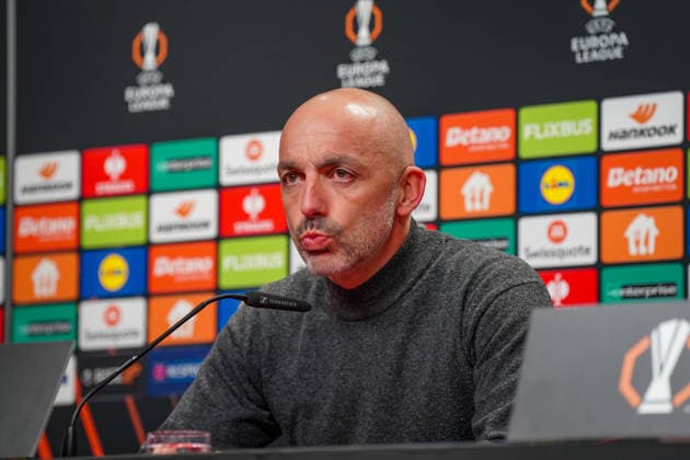 Fussball UEFA Europa League 2025 26, 7. Spieltag - SC Freiburg vs Maccabi Tel Aviv - Europa-Park-Stadion (Freiburg): Å½arko LazetiÄ‡ Zarko Lazetic (Trainer, Maccabi Tel Aviv) Pressekonferenz, Medien Copyright: xJOERANxSTEINSIEKx