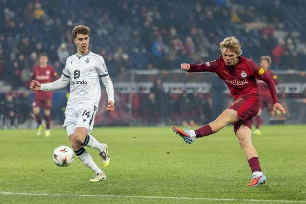 Frans Kraetzig 13 (FC Red Bull Salzburg) mit einer Aktion, dabei Andrej Bacanin 14 (FC Basel 1893), FC Salzburg vs. FC Basel 1893, Fussball, Maenner, UEFA Europa League, Saison 2025 2026, Ligaphase, 7. Spieltag, 22.01.2026 Wals-Siezenheim Salzburg Oesterreich