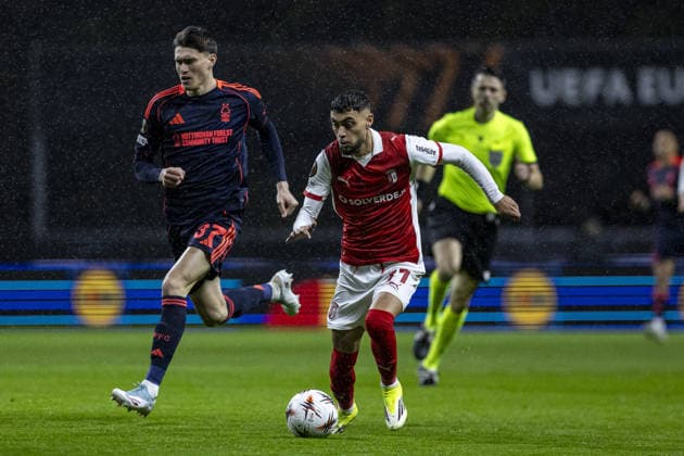 Gabriel Martinez 77 of SC Braga controls the ball during the UEFA Europa League match between SC Braga vs Nottingham Forest at Estadio Municipal de Braga on January 22nd,2026 (Photo by Joao Bravo Sports Press Photo) Copyright: xJoaoxBravo SportsxPressxPhotox Sportspressphoto_SPR84385