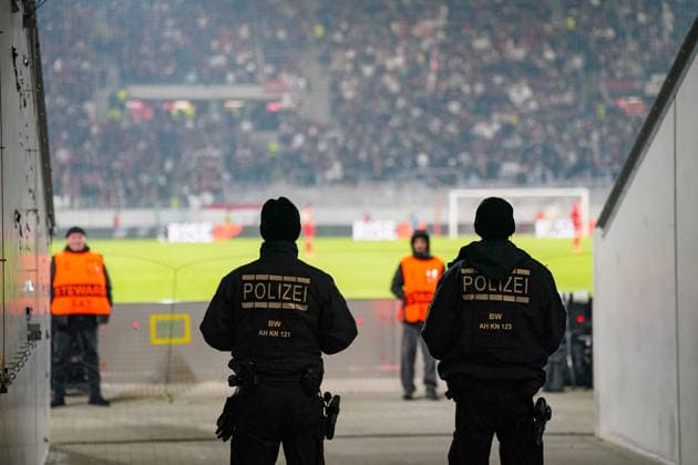 Fussball UEFA Europa League 2025 26, 7. Spieltag - SC Freiburg vs Maccabi Tel Aviv - Europa-Park-Stadion (Freiburg): Polizeikräfte der Landespolizei Baden-Württemberg sichern den Innenraum und die Zuschauerränge während der UEFA Europa League-Partie zwischen dem SC Freiburg und Maccabi Tel Aviv im Europa-Park-Stadion. Erhöhte Sicherheitsmaßnahmen und sichtbare Polizeipräsenz prägen das Stadionumfeld während des internationalen Spiels. Copyright: xJOERANxSTEINSIEKx
