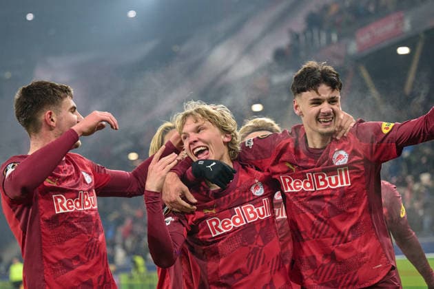 Salzburg, Österreich 22. Januar 2026: Europa League - 2025 2026 - RB Salzburg vs. FC Basel Im Bild: Frans Krätzig Kraetzig (RB) macht das Tor zum 3:0 und jubelt mit Tim Trummer (RB li.) und Kerim Alajbegovic (RB re.) Red Bull Arena