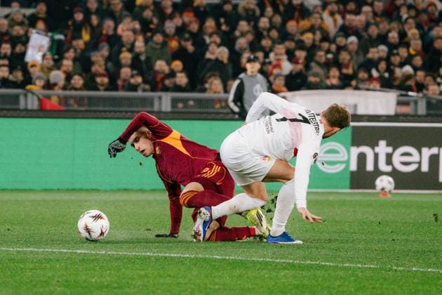 Zweikampf Matias Soule (AS ROM, 18) und Maximilian Mittelstädt (VfB Stuttgart, 07), ITA, AS Rom vs. VfB Stuttgart, Fussball, Europa League, Spieltag 7, Spielzeit 2025 2026, 22.01.2026, ITA, AS Rom vs. VfB Stuttgart, Fussball, Europa League, Spieltag 7, Spielzeit 2025 2026, 22.01.2026, Rom Copyright: xEibner-Pressefoto EdwardxCheungx EP_ECG