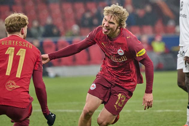Salzburg, Österreich 22. Januar 2026: Europa League - 2025 2026 - RB Salzburg vs. FC Basel Im Bild: Frans Krätzig Kraetzig (RB) macht das Tor zum 3:0 und jubelt mit Yorbe Vertessen (RB) Red Bull Arena