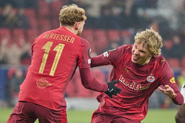 Salzburg, Österreich 22. Januar 2026: Europa League - 2025 2026 - RB Salzburg vs. FC Basel Im Bild: Frans Krätzig Kraetzig (RB) macht das Tor zum 3:0 und jubelt mit Yorbe Vertessen (RB) Red Bull Arena