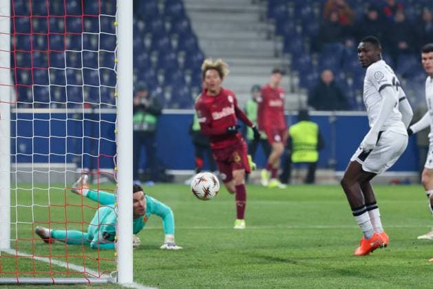 Marwin Hitz 1 (FC Basel 1893) haelt einen Schuss von Sota Kitano 8 (FC Red Bull Salzburg), aktion, FC Salzburg vs. FC Basel 1893, Fussball, Maenner, UEFA Europa League, Saison 2025 2026, Ligaphase, 7. Spieltag, 22.01.2026 Wals-Siezenheim Salzburg Oesterreich