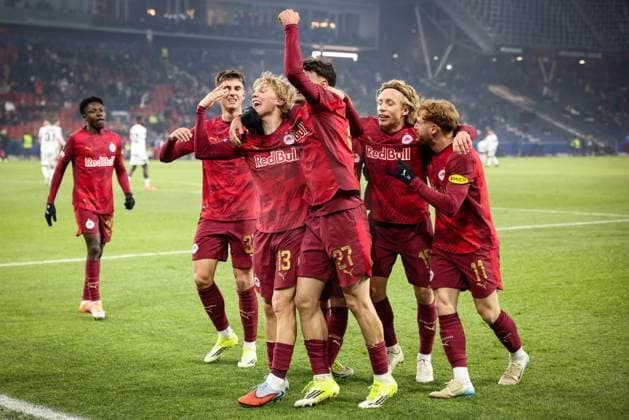 jubel bei Salzburg nach dem 3:0 durch Frans Kraetzig 13 (FC Red Bull Salzburg), mit Kerim Alajbegovic 27 (FC Red Bull Salzburg), Mads Bidstrup 17 (FC Red Bull Salzburg), Yorbe Vertessen 11 (FC Red Bull Salzburg), Freude, Emotion, FC Salzburg vs. FC Basel 1893, Fussball, Maenner, UEFA Europa League, Saison 2025 2026, Ligaphase, 7. Spieltag, 22.01.2026 Wals-Siezenheim Salzburg Oesterreich