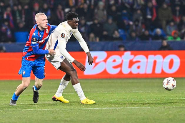 L-R Karel Spacil (Plzen) and Samu Aghehowa (Porto) in action during the European League of 7th round match Viktoria Plzen vs FC Porto, Pilsen, Czech Republic, January 22, 2026. (CTKxPhoto MiroslavxChaloupka) CTKPhotoP2026012211019  CTKPhotoP2026012211019