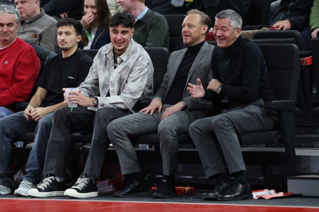 Aleksandar Pavlovic (FC Bayern Muenchen, 45) lacht mit Herbert Hainer (FC Bayern Muenchen, Praesident), GER, FC Bayern Basketball vs. Valencia Basket, Basketball, Euroleague, 24. Spieltag, Saison 2025 2026, 22.01.2026, GER, FC Bayern Basketball vs. Valencia Basket, Basketball, Euroleague, 24. Spieltag, Saison 2025 2026, 22.01.2026 Muenchen Copyright: xEibner-Pressefoto JennixMaulx EP_JML