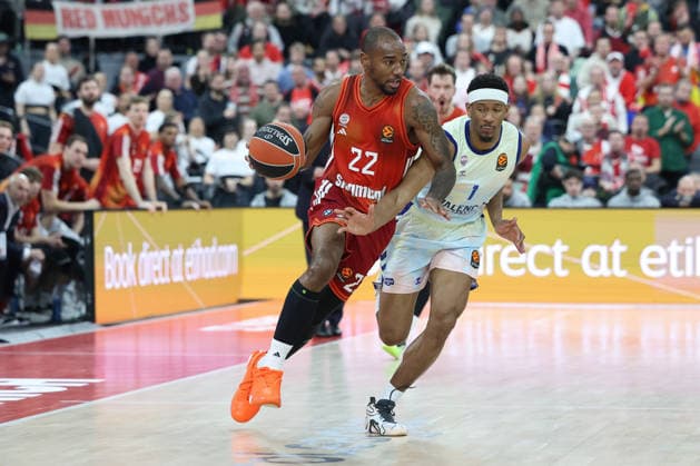 Isiaha Mike (FC Bayern Basketball, 22) mit Kameron Taylor (Valencia Basket, 01), GER, FC Bayern Basketball vs. Valencia Basket, Basketball, Euroleague, 24. Spieltag, Saison 2025 2026, 22.01.2026, GER, FC Bayern Basketball vs. Valencia Basket, Basketball, Euroleague, 24. Spieltag, Saison 2025 2026, 22.01.2026 Muenchen Copyright: xEibner-Pressefoto JennixMaulx EP_JML