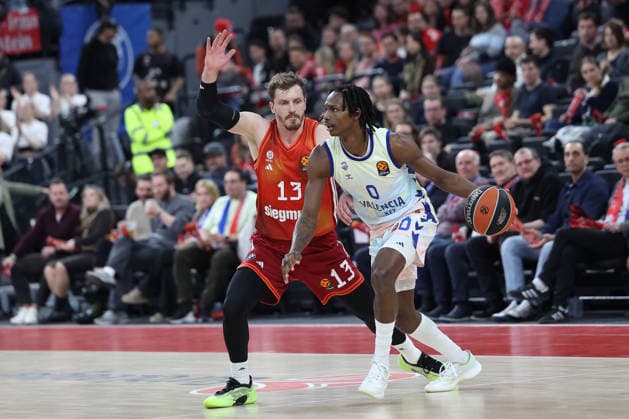 Brancou Badio (Valencia Basket, 00) mit Andreas Obst (FC Bayern Basketball, 13), GER, FC Bayern Basketball vs. Valencia Basket, Basketball, Euroleague, 24. Spieltag, Saison 2025 2026, 22.01.2026, GER, FC Bayern Basketball vs. Valencia Basket, Basketball, Euroleague, 24. Spieltag, Saison 2025 2026, 22.01.2026 Muenchen Copyright: xEibner-Pressefoto JennixMaulx EP_JML