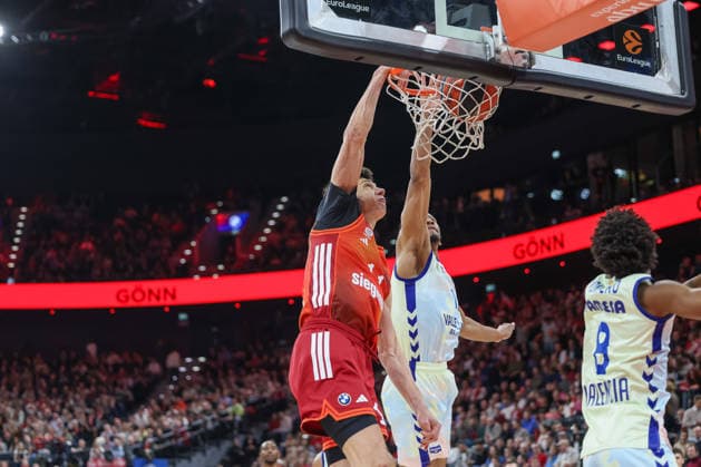 Vladimir Lucic (FC Bayern Basketball, 11) mit Jean Montero (Valencia Basket, 08) und Kameron Taylor (Valencia Basket, 01), GER, FC Bayern Basketball vs. Valencia Basket, Basketball, Euroleague, 24. Spieltag, Saison 2025 2026, 22.01.2026, GER, FC Bayern Basketball vs. Valencia Basket, Basketball, Euroleague, 24. Spieltag, Saison 2025 2026, 22.01.2026 Muenchen Copyright: xEibner-Pressefoto JennixMaulx EP_JML