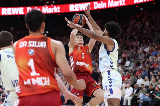 Nenad Dimitrijevic (FC Bayern Basketball, 00) mit Jean Montero (Valencia Basket, 08), GER, FC Bayern Basketball vs. Valencia Basket, Basketball, Euroleague, 24. Spieltag, Saison 2025 2026, 22.01.2026, GER, FC Bayern Basketball vs. Valencia Basket, Basketball, Euroleague, 24. Spieltag, Saison 2025 2026, 22.01.2026 Muenchen Copyright: xEibner-Pressefoto JennixMaulx EP_JML