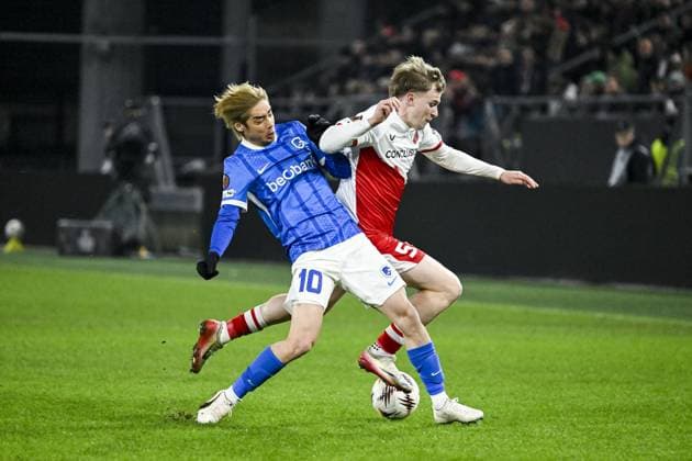 Genk s Junya Ito and Utrecht s Derry Murkin pictured in action during a soccer game between Dutch soccer club FC Utrecht and Belgian KRC Genk, on Thursday 22 January 2026 in Utrecht, Netherlands, the seventh game (out of 8) in the league phase of the UEFA Europa League competition. TOM GOYVAERTS TomxGoyvaerts  x157813336x