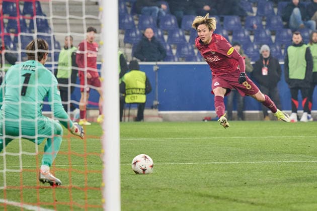 Salzburg, Österreich 22. Januar 2026: Europa League - 2025 2026 - RB Salzburg vs. FC Basel Im Bild: v.li. Torwart Marwin Hitz (FCB), Sota Kitano (RB) Red Bull Arena