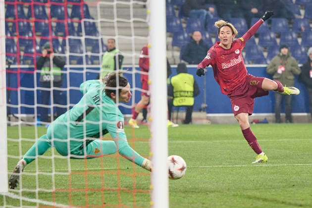 Salzburg, Österreich 22. Januar 2026: Europa League - 2025 2026 - RB Salzburg vs. FC Basel Im Bild: v.li. Torwart Marwin Hitz (FCB), Sota Kitano (RB) Red Bull Arena
