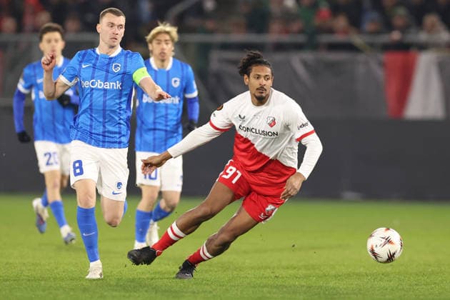 Bryan Heynen of KRC Genk with Sebastien Haller of FC Utrecht during the match FC Utrecht vs KRC Genk at the De Galgenwaard for the UEFA Europa League season 2025-2026 in UTRECHT, Netherlands on 22 january 2026, (photo by Peter Lous EYE4images DeFodi Images) -