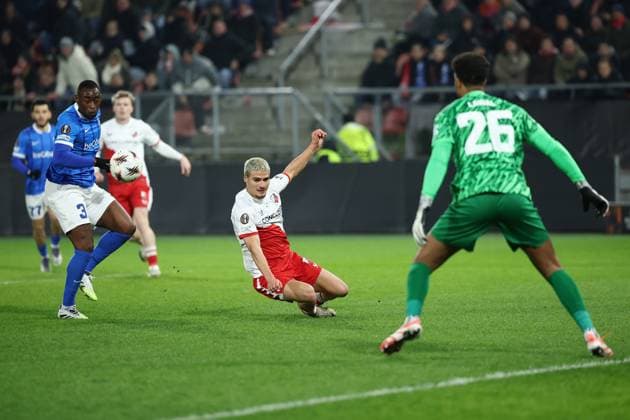 UTRECHT , 22-01-2026 , stadium Galgenwaard , season 2025 2026 , UEFA Europa League football , League phase matchday 7 , match between FC Utrecht and KRC Genk , Pictures shows , Genk player Mujaid Sadick, FC Utrecht player Can Bozdogan, Genk goalkeeper Tobias Lawal Utrecht - Genk  x201002626x Copyright: