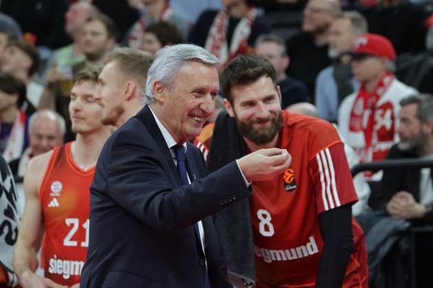 Freude . . . FCBB - Trainer Svetislav PESIC und 8 Leon KRATZER. Basketball: Bayern - Valencia. Euroleague, FC Bayern Basketball - Valencia Basket, Runde 24, Saison 2025-2026, am 22.01.2026 in Muenchen, S A P G A R D E N, Deutschland. Quelle Copyright Credit : Oryk HAIST