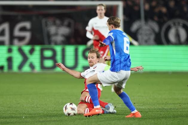 UTRECHT , 22-01-2026 , stadium Galgenwaard , season 2025 2026 , UEFA Europa League football , League phase matchday 7 , match between FC Utrecht and KRC Genk , Pictures shows , FC Utrecht player Dani de Wit, Genk player Matte Smets Utrecht - Genk  x201002741x Copyright: