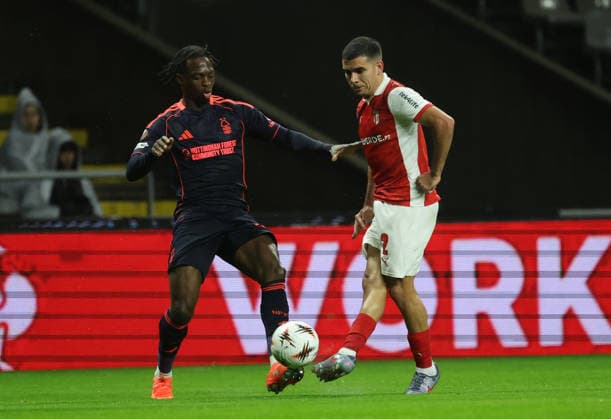 POR: Sporting de Braga-Nottingham Forest-EuropaLeague-22 January 2026 Victor Gomez of Sporting Braga and Dilane Bakwa of Nottingham Forest in action during the UEFA Europe League, Phase League, Matchday 7, between Sporting Club de Braga and Nottingham Forest at Stadium Municipal of Braga on January 22, 2026 in Braga (Portugal) (Photo by Luis de la Mata SportPix Sipa USA) Braga Stadium Municipal of Braga Braga Portugal Copyright: xLuisxdexlaxMatax xsportPix.org.ux