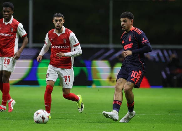 POR: Sporting de Braga-Nottingham Forest-EuropaLeague-22 January 2026 Morgan Gibbs-White of Nottingham Forest and Gabri Martinez of Sporting Braga in action during the UEFA Europe League, Phase League, Matchday 7, between Sporting Club de Braga and Nottingham Forest at Stadium Municipal of Braga on January 22, 2026 in Braga (Portugal) (Photo by Luis de la Mata SportPix Sipa USA) Braga Stadium Municipal of Braga Braga Portugal Copyright: xLuisxdexlaxMatax xsportPix.org.ux