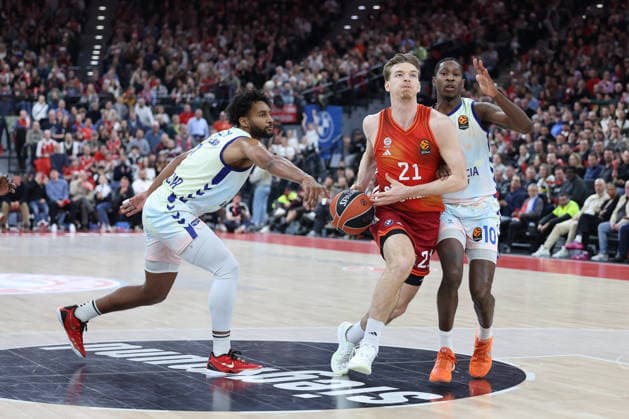 Justuz Hollatz (FC Bayern Basketball, 21) mit Omari Moore (Valencia Basket, 10) und Jean Montero (Valencia Basket, 08), GER, FC Bayern Basketball vs. Valencia Basket, Basketball, Euroleague, 24. Spieltag, Saison 2025 2026, 22.01.2026, GER, FC Bayern Basketball vs. Valencia Basket, Basketball, Euroleague, 24. Spieltag, Saison 2025 2026, 22.01.2026 Muenchen Copyright: xEibner-Pressefoto JennixMaulx EP_JML