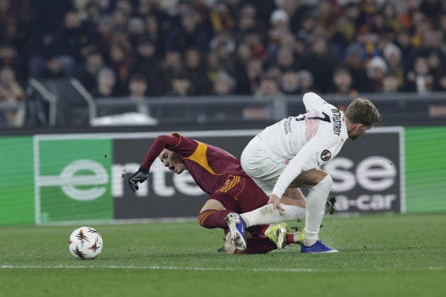 CALCIO - UEFA Europa League - AS Roma vs VfB Stuttgart Roma s Argentinian forward Matias Soule challenges for the ball with Stuttgart s German defender Maximilian Mittelstadt during UEFA Europa League phase match day 7 between AS Roma vs VfB Stuttgart at Olimpico stadium on November 22, 2026 in Rome, Italy. Rome Italy  Copyright: xIPAxSport ABACAx