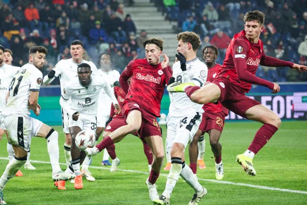 SOCCER - UEFA EL, RBS vs Basel SALZBURG,AUSTRIA,22.JAN.26 - SOCCER - UEFA Europa League, Red Bull Salzburg vs FC Basel. Image shows Jannik Schuster (RBS) and Andrej Bacanin (Basel).  GEPAxpictures xDavidxGeieregger