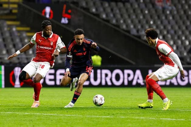 Dan Ndoye of Nottingham Forest and Bright Arrey-Mbi of Sporting Braga Braga v Nottingham Forest, UEFA Europa League, Group Stage, Football, Braga Municipal Stadium, Braga, Portugal - 22 Jan 2026Braga Braga Municipal Stadium Portugal EDITORIAL USE ONLY No use with unauthorised audio, video, data, fixture lists, club league logos or live services. Online in-match use limited to 120 images, no video emulation. No use in betting, games or single club league player publications.  Copyright: xRubenxAlbarran Shutterstockx 16348423bs