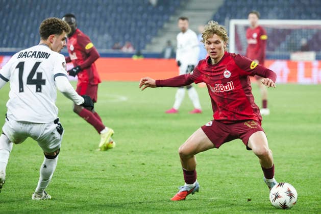 SOCCER - UEFA EL, RBS vs Basel SALZBURG,AUSTRIA,22.JAN.26 - SOCCER - UEFA Europa League, Red Bull Salzburg vs FC Basel. Image shows Andrej Bacanin (Basel) and Frans Kraetzig (RBS).  GEPAxpictures xDavidxGeieregger