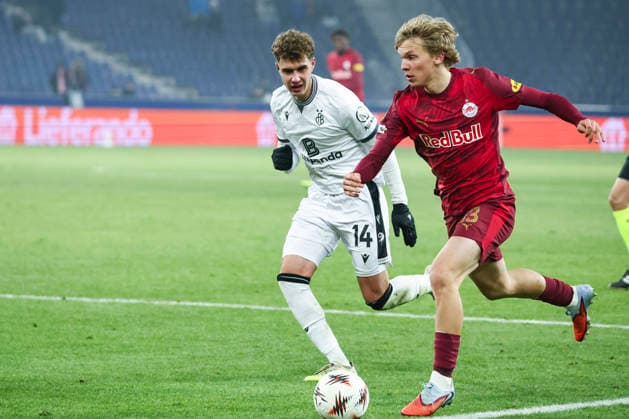 SOCCER - UEFA EL, RBS vs Basel SALZBURG,AUSTRIA,22.JAN.26 - SOCCER - UEFA Europa League, Red Bull Salzburg vs FC Basel. Image shows Andrej Bacanin (Basel) and Frans Kraetzig (RBS).  GEPAxpictures xDavidxGeieregger