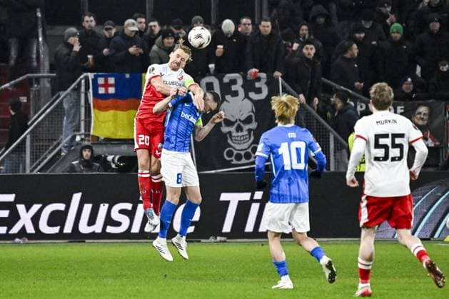 Utrecht s Dani de Wit and Genk s Bryan Heynen pictured in action during a soccer game between Dutch soccer club FC Utrecht and Belgian KRC Genk, on Thursday 22 January 2026 in Utrecht, Netherlands, the seventh game (out of 8) in the league phase of the UEFA Europa League competition. TOM GOYVAERTS TomxGoyvaerts  x157825459x