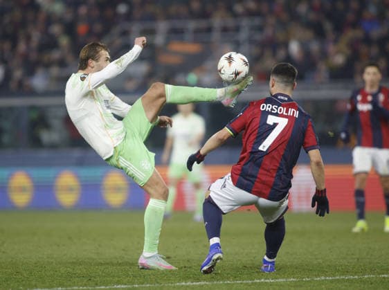 CALCIO - UEFA Europa League - Bologna FC vs Celtic FC Benjamin Nygren of Celtic Glasgow and Riccardo Orsolini of Bologna FC fighting for the ball during the Uefa Europa League 2025 26 season football match between Bologna FC and Celtic Glasgow on 22 January 2026 at â?? Renato Dall Ara Stadium, Bologna, Italy. Photo Nderim KACELI Bologna Italy  Copyright: xIPAxSport ABACAx