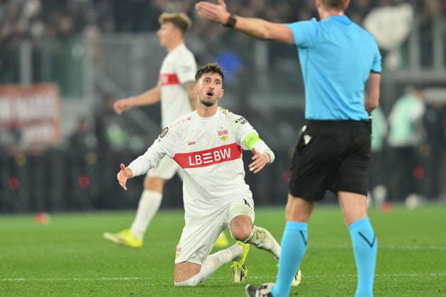 AS Roma v VfB Stuttgart - UEFA Europa League ROME, ITALY - JANUARY 22: Stuttgart s Atakan Karazor (R) gestures at referee John Brooks during the UEFA Europa League match between AS Roma and Stuttgart at Stadio Olimpico in Rome, Italy, on January 22, 2026. Claudio Pasquazi Anadolu Rome Italy. Editorial use only. Please get in touch for any other usage.  Copyright: x2026xAnadoluxClaudioxPasquazix