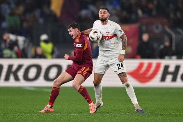 CALCIO - UEFA Europa League - AS Roma vs VfB Stuttgart Evan Ferguson of A.S. Roma and Jeff Chabot of VfB Stuttgart 1893 are in action during the UEFA Europa League phase day 7 football match between between A.S. Roma and VfB Stuttgart 1893 at the Olympic Stadium on January 22, 2026 in Rome, Italy. Rome Italy  Copyright: xIPAxSport ABACAx