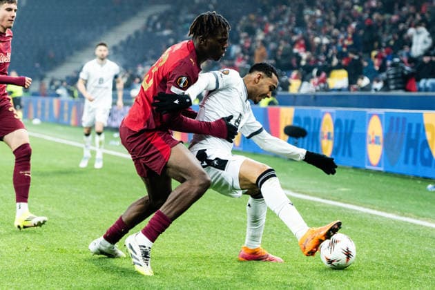 SOCCER - UEFA EL, RBS vs Basel SALZBURG,AUSTRIA,22.JAN.26 - SOCCER - UEFA Europa League, Red Bull Salzburg vs FC Basel. Image shows Kouakou Gadou (RBS) and Koba Koindredi (Basel).  GEPAxpictures xJulioxArellano