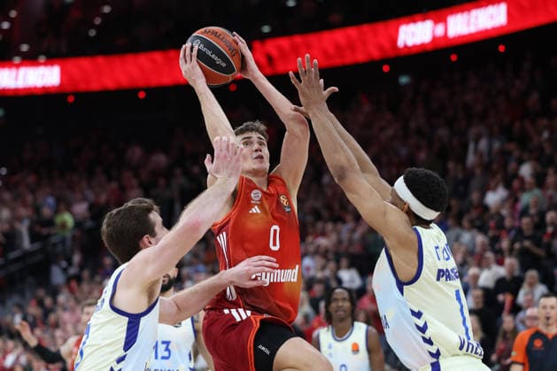 Nenad Dimitrijevic (FC Bayern Basketball, 00) mit Kameron Taylor (Valencia Basket, 01) und Nathan Reuvers (Valencia Basket, 03), GER, FC Bayern Basketball vs. Valencia Basket, Basketball, Euroleague, 24. Spieltag, Saison 2025 2026, 22.01.2026, GER, FC Bayern Basketball vs. Valencia Basket, Basketball, Euroleague, 24. Spieltag, Saison 2025 2026, 22.01.2026 Muenchen Copyright: xEibner-Pressefoto JennixMaulx EP_JML