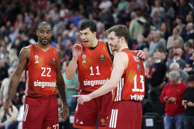 Ansprache von Vladimir Lucic (FC Bayern Basketball, 11) mit Andreas Obst (FC Bayern Basketball, 13) und Isiaha Mike (FC Bayern Basketball, 22), GER, FC Bayern Basketball vs. Valencia Basket, Basketball, Euroleague, 24. Spieltag, Saison 2025 2026, 22.01.2026, GER, FC Bayern Basketball vs. Valencia Basket, Basketball, Euroleague, 24. Spieltag, Saison 2025 2026, 22.01.2026 Muenchen Copyright: xEibner-Pressefoto JennixMaulx EP_JML