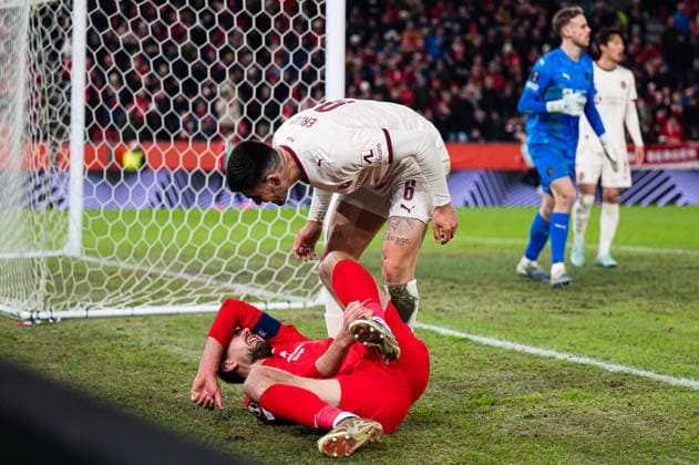 260122 Fredrik Pallesen Knudsen of Brann and Martin Erlic of Midtjylland during the UEFA Europa League football match between Brann and Midtjylland on January 22, 2026 in Bergen. Photo: Marius Simensen BILDBYRAN COP 238 MM0054 bbeng brann football fotball fotboll midtjylland soccer uefa europa league Copyright: MARIUSxSIMENSEN BB260122ZZ048