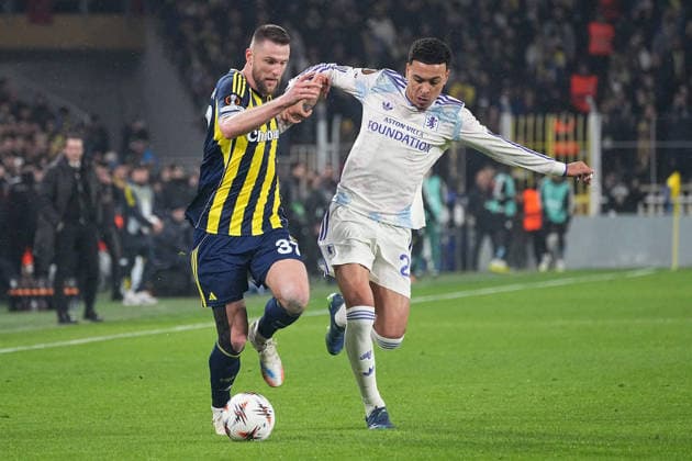 ISTANBUL, TURKEY - JANUARY 22: Milan Skriniar (L) of Fenerbahce and Morgan Rogers (R) of Aston Villa battle for the ball during the UEFA Europa League 2025 26 League Phase MD7 match between Fenerbahce SK and Aston Villa FC at Fenerbahce Sükrü Saracoglu Spor Kompleksi Chobani Stadium on January 22, 2026 in Istanbul, Turkey. Istanbul Turkey Copyright: xSeskimphotox FBahce-AVilla-220126 (88)