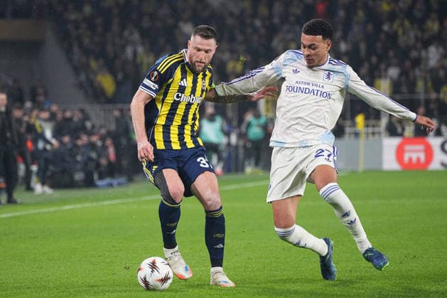 ISTANBUL, TURKEY - JANUARY 22: Milan Skriniar (L) of Fenerbahce and Morgan Rogers (R) of Aston Villa battle for the ball during the UEFA Europa League 2025 26 League Phase MD7 match between Fenerbahce SK and Aston Villa FC at Fenerbahce Sükrü Saracoglu Spor Kompleksi Chobani Stadium on January 22, 2026 in Istanbul, Turkey. Istanbul Turkey Copyright: xSeskimphotox FBahce-AVilla-220126 (91)