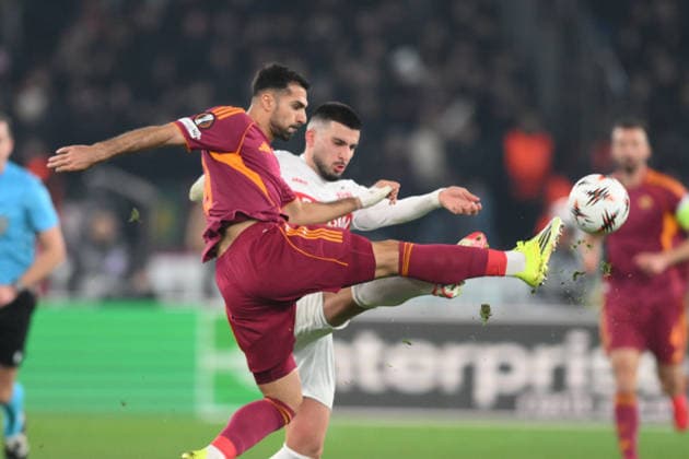 Zeki Celik of AS Roma under pressure from Deniz Undav of VfB Stuttgart during the match of the Uefa Europa League Matchday 7 between A.S. Roma and Stuttgart at the Olimpico Stadium on Jan 22, 2026 in Rome, Italy. during AS Roma vs VfB Stuttgart, Football Europa League match in Rome, Italy, January 22 2026  Copyright: xRobertoxRamaccia IPAxSportx xipa-agency.netx xx IPA_70435371 IPA_Agency_IPA70435371