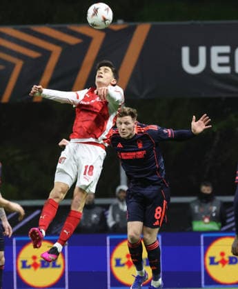 POR: Sporting de Braga-Nottingham Forest-EuropaLeague-22 January 2026 Pau Victor of Sporting Braga and Elliot Anderson of Nottingham Forestin action during the UEFA Europe League, Phase League, Matchday 7, between Sporting Club de Braga and Nottingham Forest at Stadium Municipal of Braga on January 22, 2026 in Braga (Portugal) (Photo by Luis de la Mata SportPix Sipa USA) Braga Stadium Municipal of Braga Braga Portugal Copyright: xLuisxdexlaxMatax xsportPix.org.ux